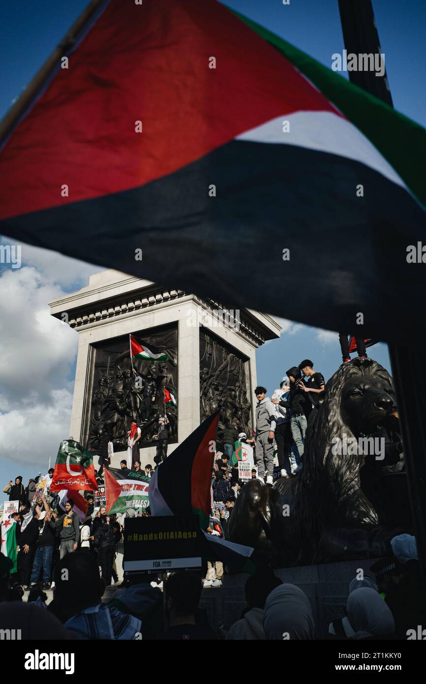 Partisans pro-Palestine lors d'une manifestation de solidarité de Portland place à Whitehall à Londres le 14 octobre 2023. copyright Carol Moir/Alamy Banque D'Images