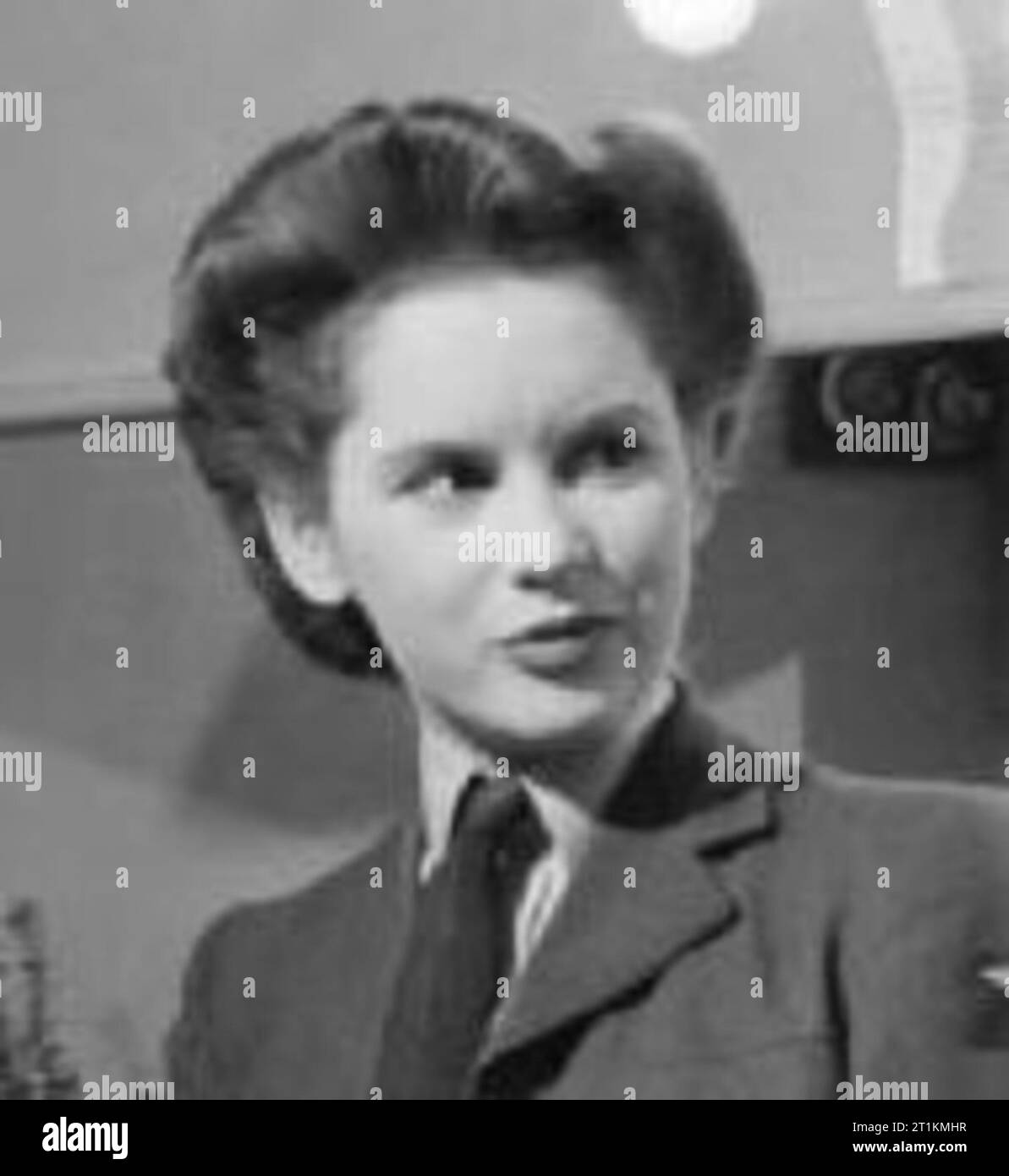 L'actrice Muriel Pavlow s'entretient avec le directeur de casting de la Lennard Bob Associated British Picture Corporation dans sa loge au Globe Theatre, Londres au cours de 1945. L'actrice Muriel Pavlow boissons thé dans sa loge au Globe Theatre, Londres, comme elle s'entretient au "talent spotter" (directeur de casting) Bob de Lennard l'Associated British Picture Corporation. Muriel est vêtue d'un Women's Auxiliary Air Force uniforme, comme le personnage qu'elle joue dans 'tant que le soleil brille", dans lequel elle est actuellement au monde, est une WAAF. Banque D'Images