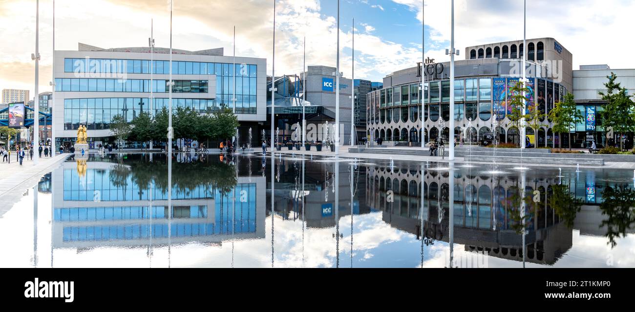 CENTENAIRE SQUARE, BIRMINGHAM, ROYAUME-UNI - 5 OCTOBRE 2023. Paysage panoramique du nouveau Symphony Hall de Birmingham et du théâtre Rep reflété dans l'eau Banque D'Images