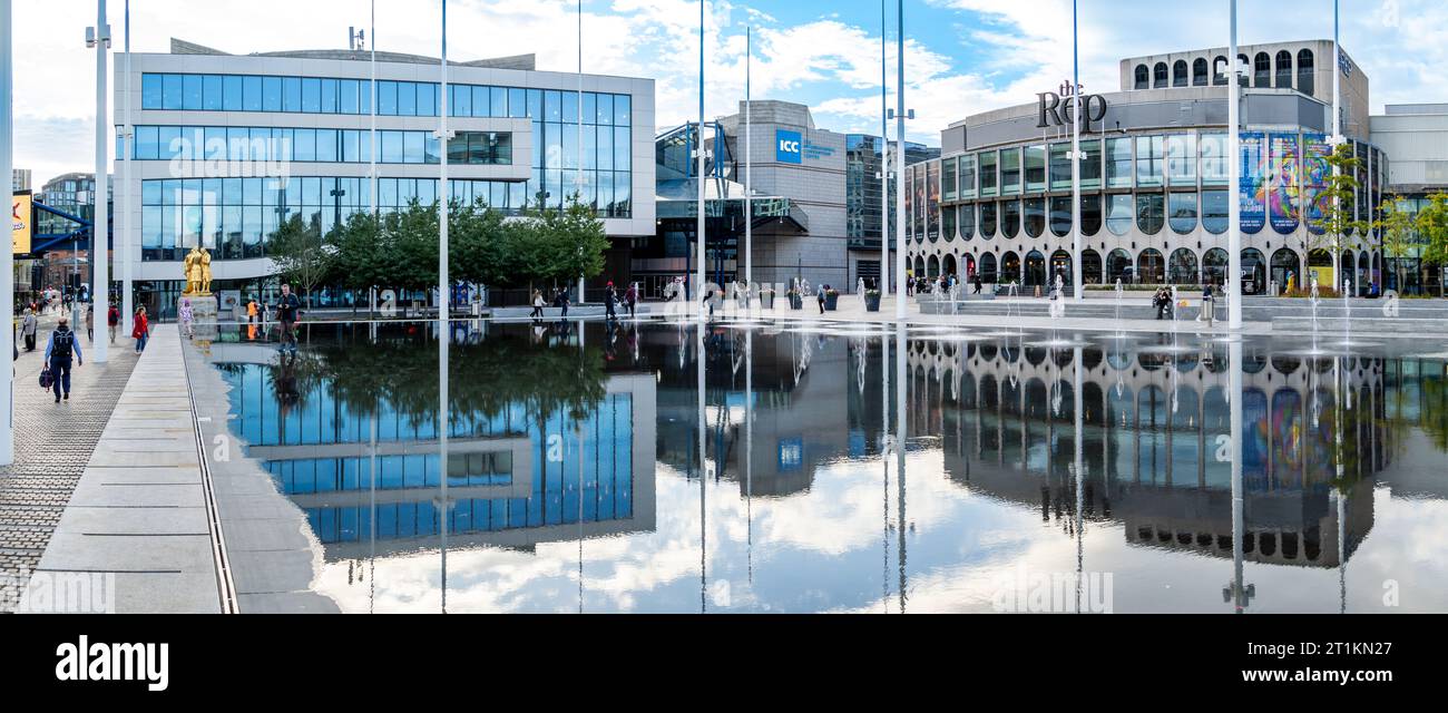 CENTENAIRE SQUARE, BIRMINGHAM, ROYAUME-UNI - 5 OCTOBRE 2023. Paysage panoramique du nouveau Symphony Hall de Birmingham et du théâtre Rep reflété dans l'eau Banque D'Images