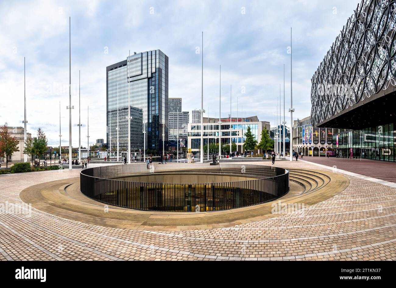 CENTENAIRE SQUARE, BIRMINGHAM, ROYAUME-UNI - 6 OCTOBRE 2023. Paysage panoramique de la place du centenaire nouvellement réaménagé dans la ville de Birmingham avec Bibliothèque et Banque D'Images