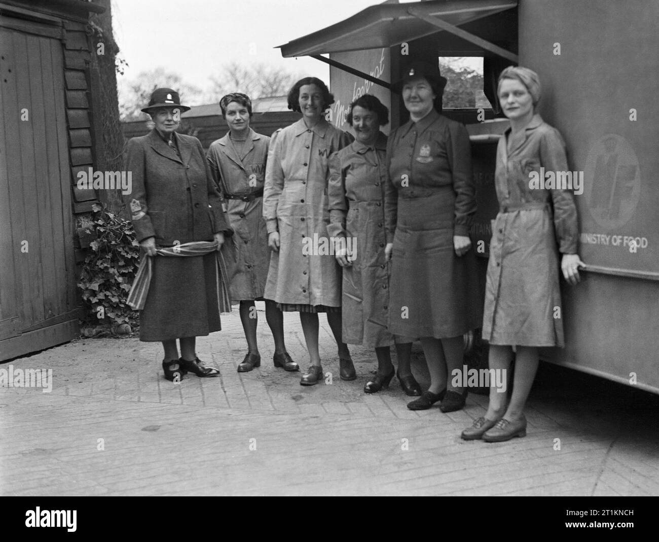 Ministère de l'alimentation cantine mobile de Montserrat, Grande-Bretagne, 1941 Femmes de la Women's Voluntary Service (WVS) aux côtés de la cantine mobile a fait don à la Grande-Bretagne par la population de Montserrat. Le WVS utilisent la cantine pour le compte du ministère de l'alimentation. Banque D'Images