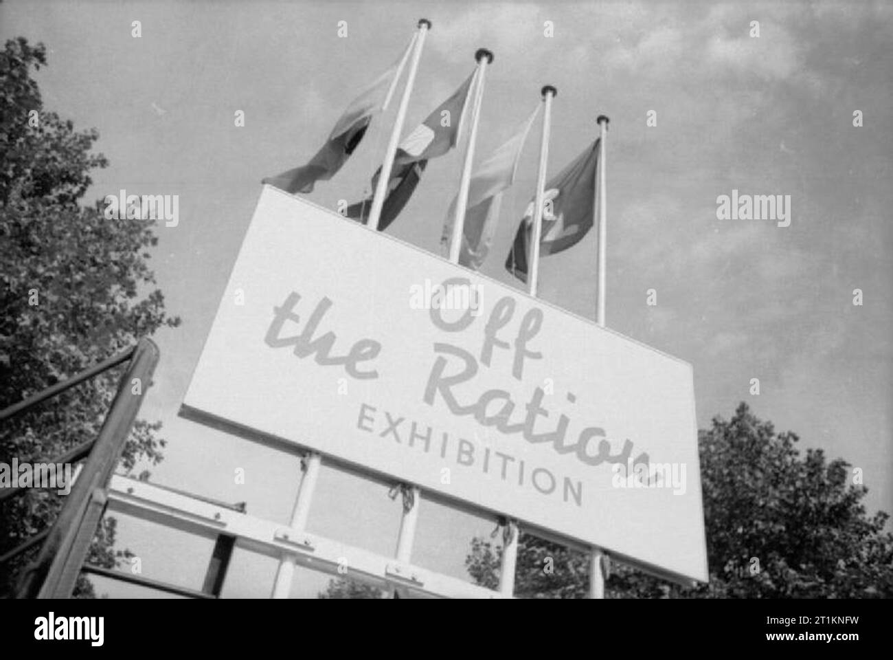 Ministère de l'information expositions pendant la Seconde Guerre mondiale, Londres, Angleterre, RU, 1942 vue de drapeaux voltigeant sur le signe pour le 'Off' ration l'exposition, à Regent's Park, du Zoo de Londres. L'exposition visait à encourager les gens à cultiver leurs propres fruits et légumes et a expliqué comment garder des cochons, des poules et des lapins pour la nourriture. Banque D'Images