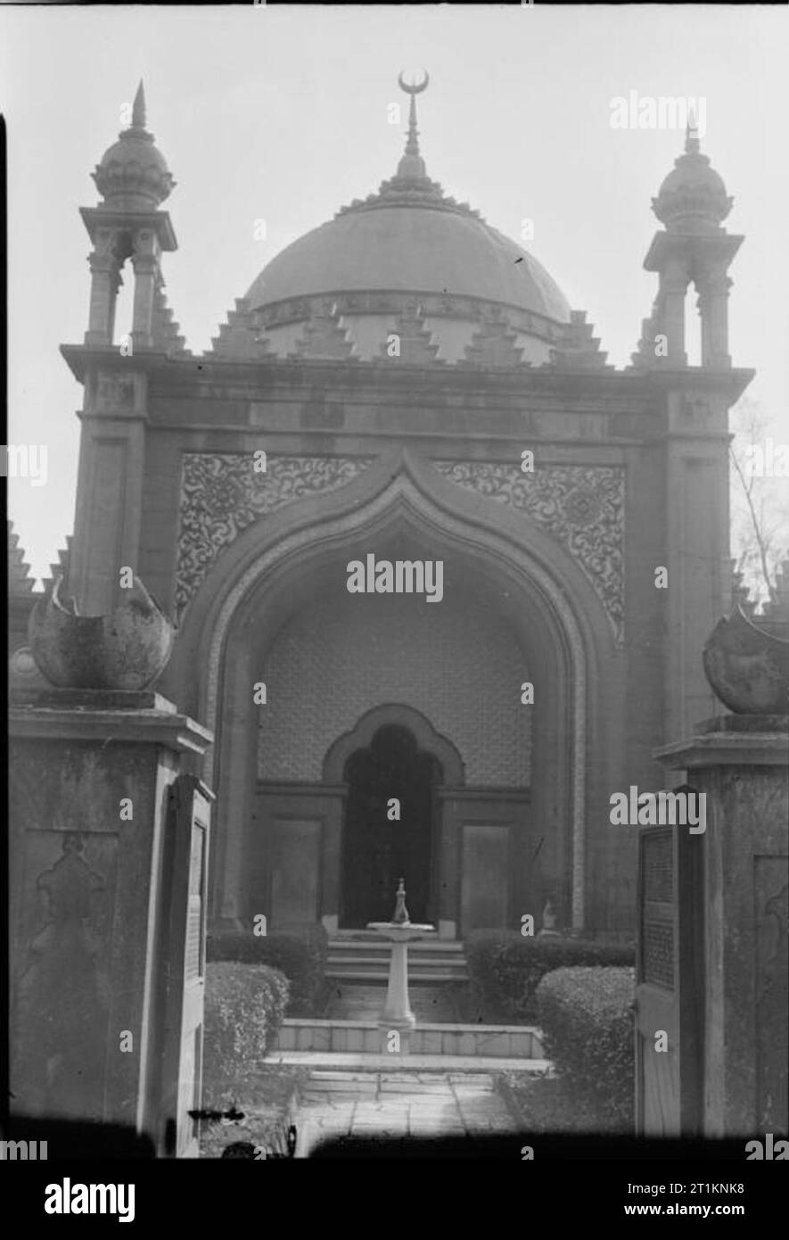 Les mosquées en Grande-Bretagne- l'Architecture Islamique au Royaume-Uni, c 1945 l'interieur de l'entrée de la Mosquée Shah Jehan à Woking, Surrey. Il y a un petit 'côté cour' au premier plan, avec une petite fontaine, brillait au soleil du printemps, qui mène jusqu'à l'entrée principale. La grande coupole est clairement visible. Selon la légende originale, c'est la première mosquée à être construit en Grande-Bretagne. Il a été construit en 1889 par le Dr Henry Leitner, avec l'argent de Son Altesse la Bégum Shah Jehan, le regretté grand-mère de la règle de guerre de Bhopal. L'architecture de la mosquée est 'en' Indo-Saracenic Banque D'Images