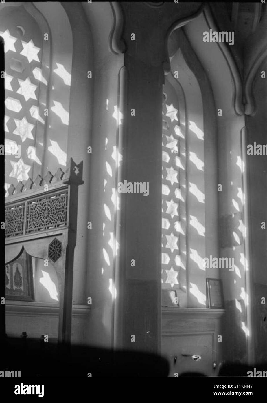 Les mosquées en Grande-Bretagne- l'Architecture Islamique au Royaume-Uni, c 1945 filtres de lumière par l'étoile ajouré sur les fenêtres à la Mosquée Shah Jehan à Woking, Surrey. Selon la légende originale, c'est la première mosquée à être construit en Grande-Bretagne. Il a été construit en 1889 par le Dr Henry Leitner, avec l'argent de Son Altesse la Bégum Shah Jehan, le regretté grand-mère de la règle de guerre de Bhopal. L'architecture de la mosquée est 'Indo-Saracenic' dans le style et l'intérieur est de 23 pieds carrés. Banque D'Images