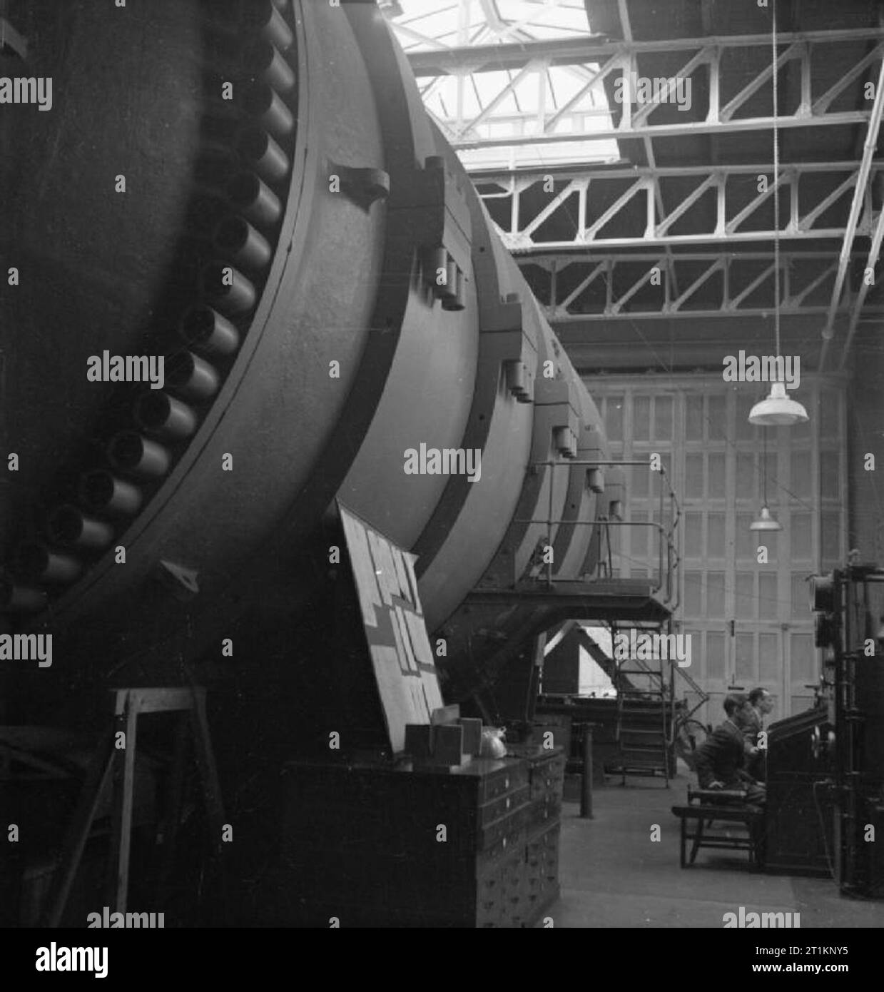 National Physical Laboratory- La science et la technologie en temps de guerre, Teddington, Middlesex, Angleterre, RU, 1944 Une scène dans la Division aérodynamique au National Physical Laboratory, Teddington. Sur la gauche de la photo peut être vu de l'extérieur du tunnel d'air comprimé, qui utilise des pressions allant jusqu'à 25 atmosphères. Sur le droit peut être vu les opérateurs au travail sur les commandes électriques qui régissent la position du modèle dans la soufflerie. Ils ont également mesurer les forces agissant sur la surface du modèle. La légende originale que "le système de circulation d'air comprimé [est] jeu Banque D'Images