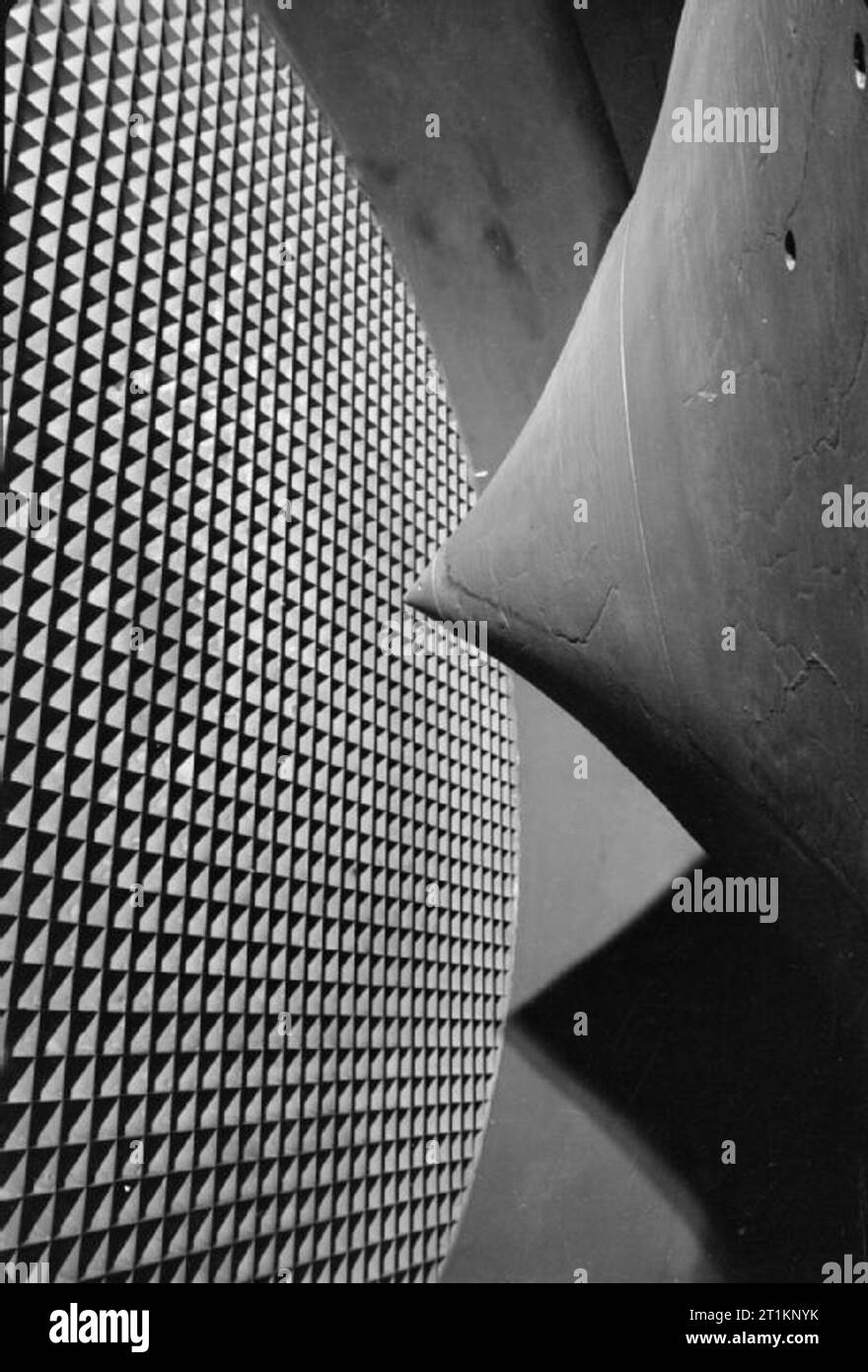National Physical Laboratory- La science et la technologie en temps de guerre, Teddington, Middlesex, Angleterre, RU, 1944 Une superbe vue d'une partie de l'air comprimé dans le tunnel aérodynamique de la Division National Physical Laboratory. Ce 'honeycomb' est construit entre l'intérieur du tube de la vitesse de l'air et la coque extérieure de l'appareil circulatoire pour assurer l'uniformité du flux d'air dans le tunnel, essentiel pour des expériences. Banque D'Images