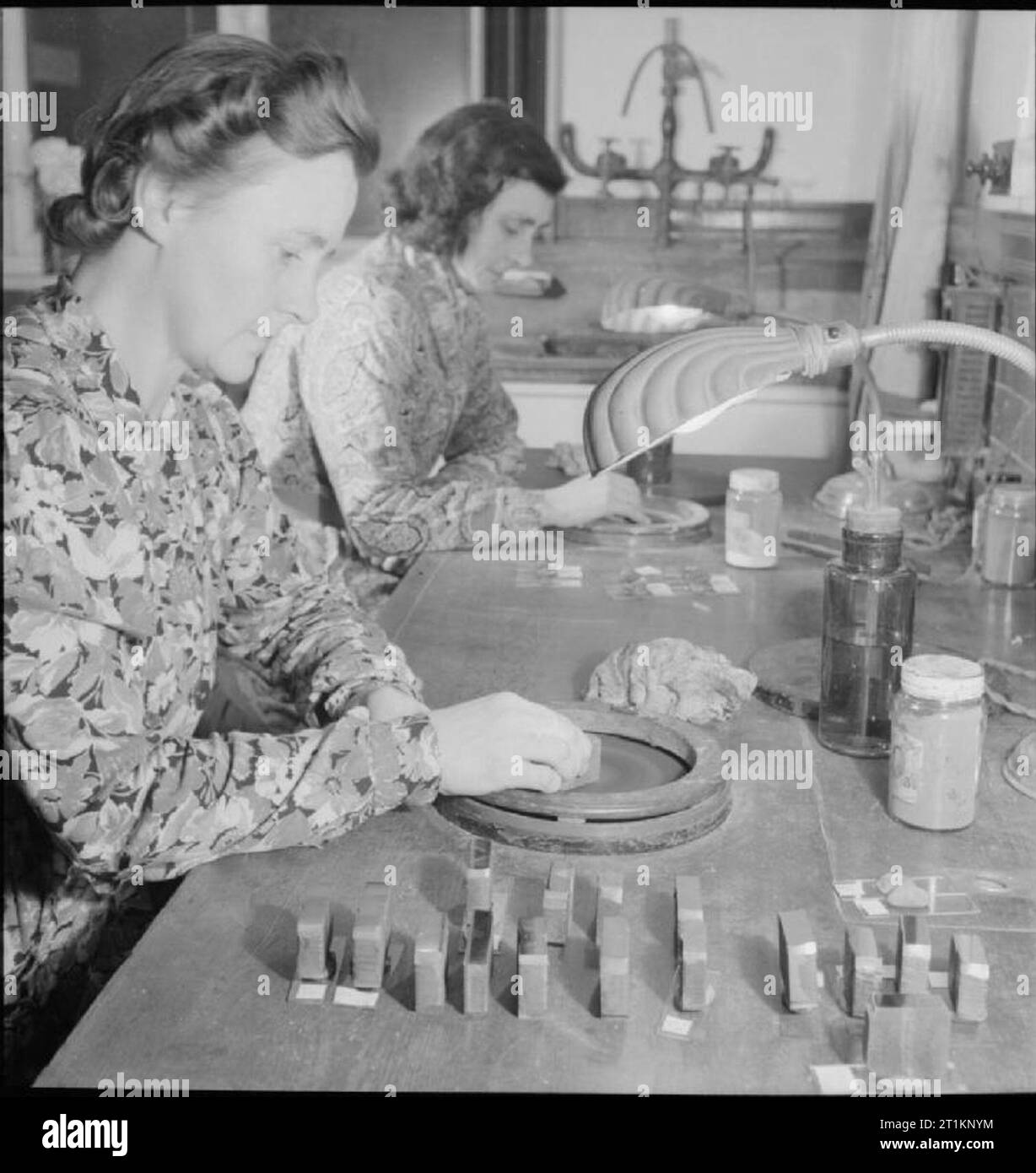 National Physical Laboratory- La science et la technologie en temps de guerre, Teddington, Middlesex, Angleterre, RU, 1944 dans le département de la métallurgie au National Physical Laboratory, deux femmes sont le meulage et le polissage des blocs d'échantillons différents alliages de métaux, de sorte qu'un examen de la structure cristalline des métaux peuvent être effectuées. Banque D'Images
