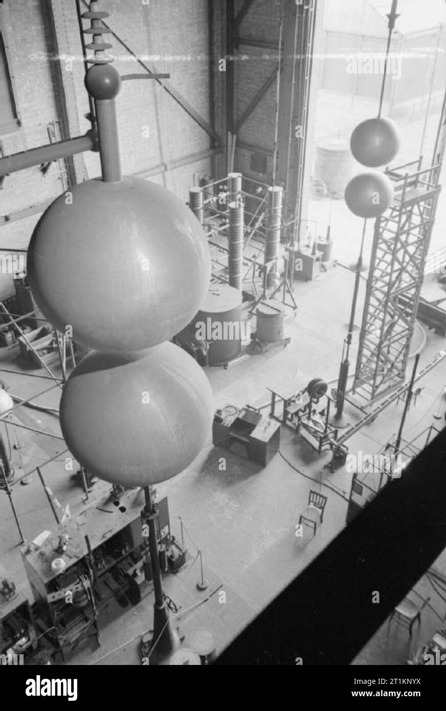 National Physical Laboratory- La science et la technologie en temps de guerre, Teddington, Middlesex, Angleterre, RU, 1944 Une vue générale de la forte tension dans le laboratoire de la Division de l'électricité le National Physical Laboratory. Le laboratoire est équipé avec un appareil pour développer une tension très élevée afin d'étudier les propriétés d'isolant et des câbles haute tension. Clairement visibles sont les lacunes sphère utilisé pour les mesures de tension, et le générateur qui est utilisé pour produire des tensions de surtension 2 000 000 volts. Banque D'Images