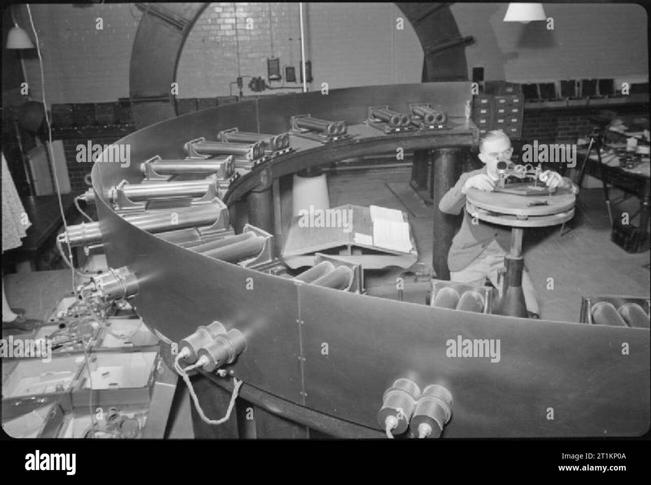National Physical Laboratory- La science et la technologie en temps de guerre, Teddington, Middlesex, Angleterre, RU, 1944 Un scientifique dans l'optique de la Division légère au National Physical Laboratory, Teddington, vérifie l'échelle angulaire des sextants en utilisant une grande pièce circulaire de l'équipement, qui, selon la légende originale, 'est pris en charge sur piliers en acier reposant sur des fondations indépendantes du reste de l'immeuble'. Banque D'Images