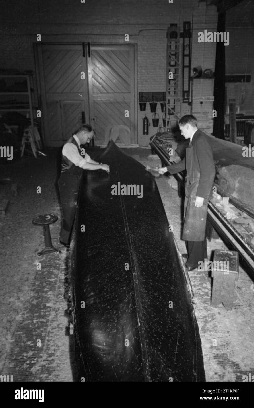 National Physical Laboratory- La science et la technologie en temps de guerre, Teddington, Middlesex, Angleterre, RU, 1944 Ministère de la recherche dans le navire au National Physical Laboratory de Teddington, un grand modèle est construit pour une utilisation dans le réservoir d'essai. Banque D'Images