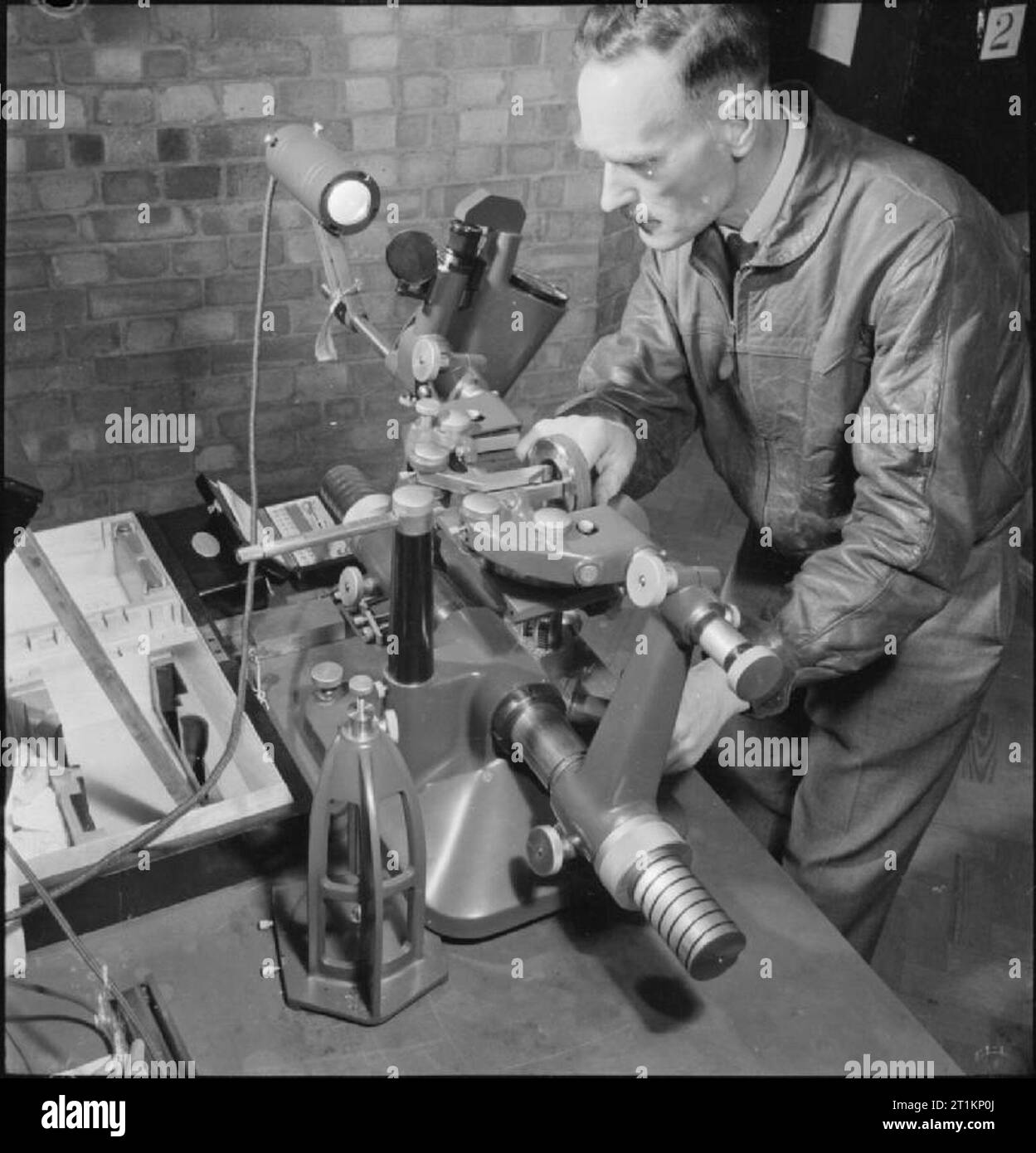 National Physical Laboratory- La science et la technologie en temps de guerre, Teddington, Middlesex, Angleterre, RU, 1944 La Division Métrologie du National Physical Laboratory est préoccupé par le maintien de normes élevées en matière de précision concernant les mesures, telles que la longueur, la masse et le volume. Ici un scientifique est le test d'une machine qui a été conçue pour mesurer le diamètre des deux jauges bague vissée et ordinaire. Banque D'Images
