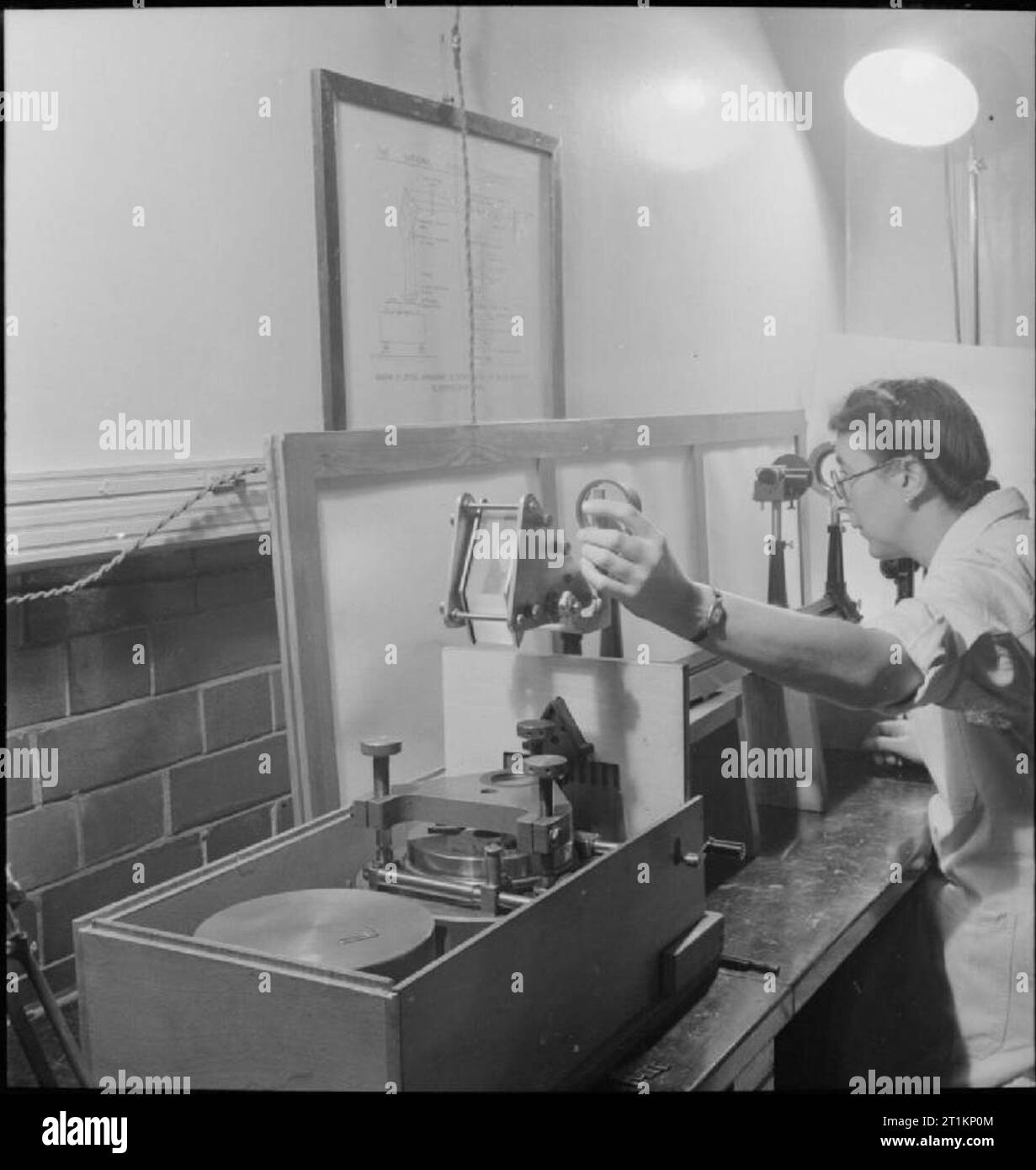 National Physical Laboratory- La science et la technologie en temps de guerre, Teddington, Middlesex, Angleterre, RU, 1944 à la Division Métrologie du National Physical Laboratory, un scientifique utilise des appareils , appelé un interféromètre de jauge, pour mesurer la longueur de la lumière dans les longueurs d'onde. Banque D'Images