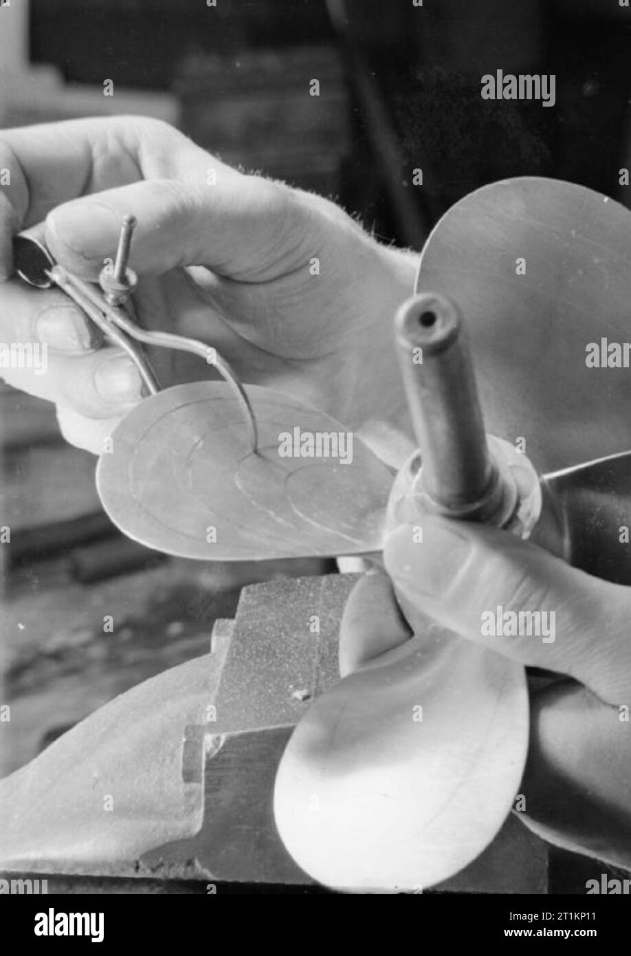 National Physical Laboratory- La science et la technologie en temps de guerre, Teddington, Middlesex, Angleterre, RU, 1944 Ministère de la recherche dans le navire au National Physical Laboratory, les mesures sont prises de la coulée d'une hélice pour vérifier l'épaisseur des lames avant de pouvoir être utilisé dans des tests. Banque D'Images
