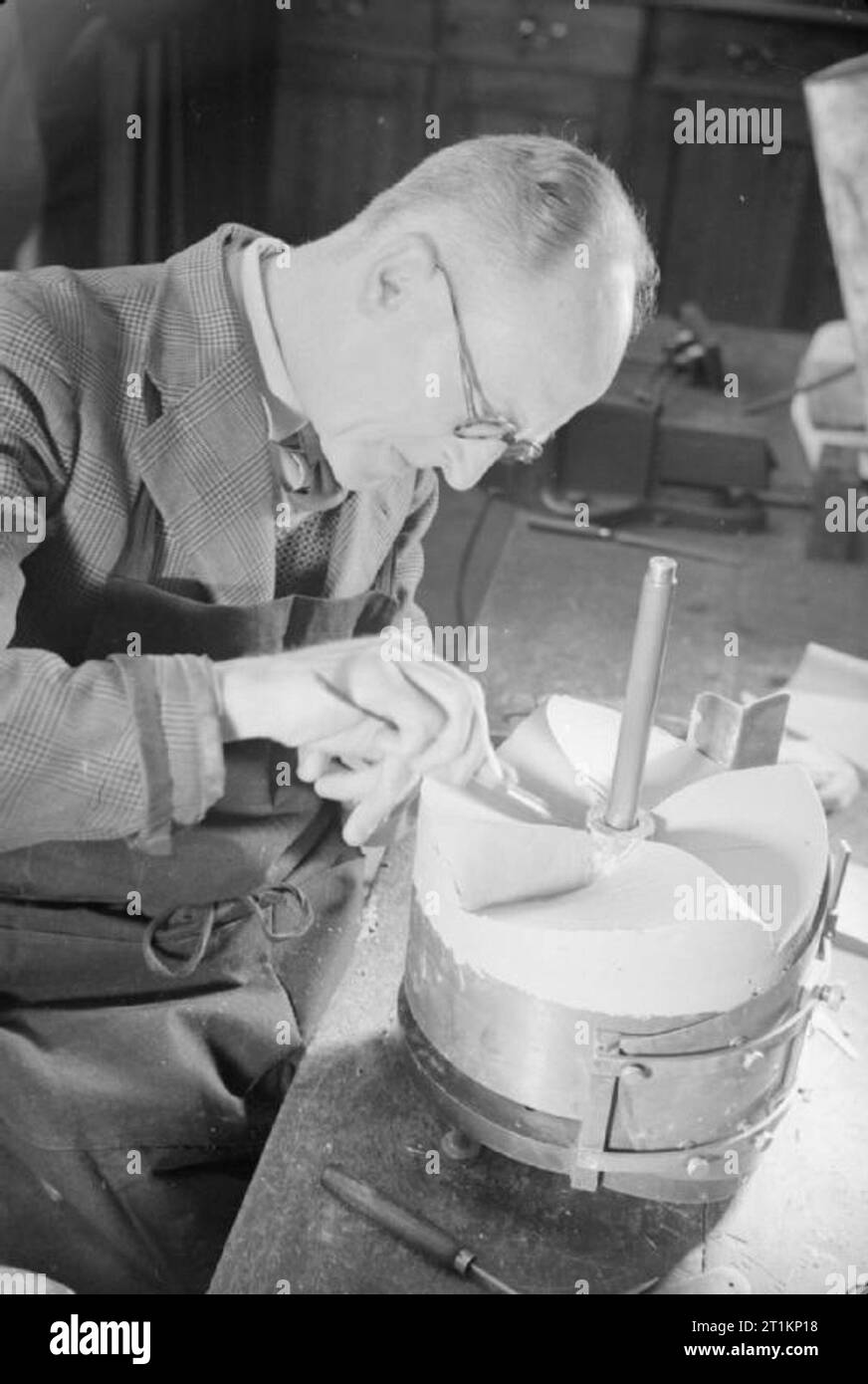 National Physical Laboratory- La science et la technologie en temps de guerre, Teddington, Middlesex, Angleterre, RU, 1944 Un technicien sculpte un moule d'argile d'une hélice en prêt pour la coulée dans le département de recherche du navire au National Physical Laboratory. Banque D'Images