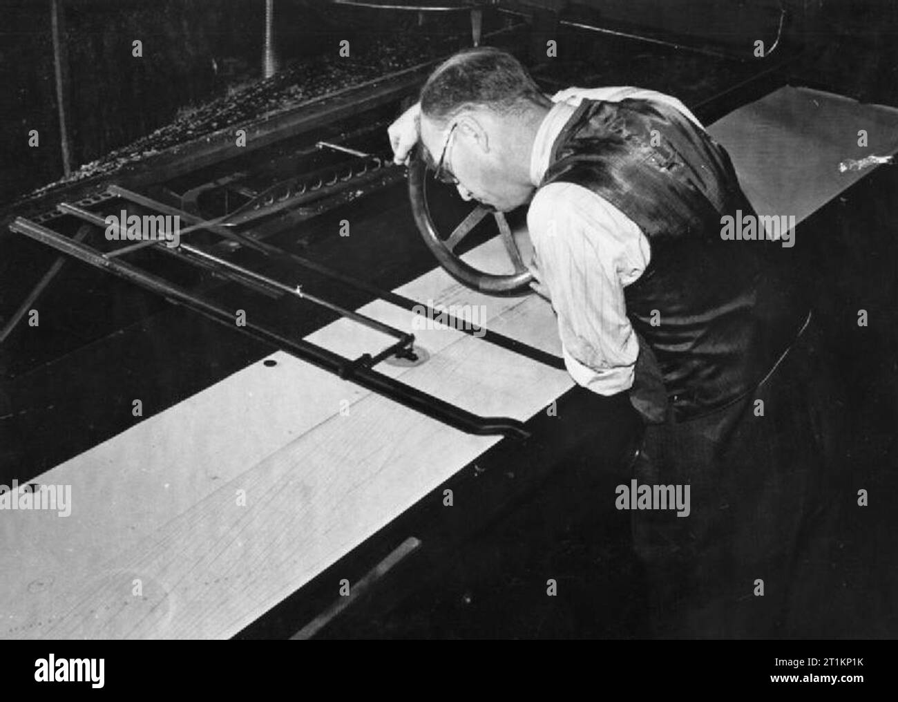 National Physical Laboratory- La science et la technologie en temps de guerre, Teddington, Middlesex, Angleterre, RU, 1944 Un scientifique dans le département de recherche du navire au National Physical Laboratory examine les données enregistrées par équipement spécial au cours d'un essai sur un modèle de navire dans la cuve d'essai au laboratoire. Ces données sont utilisées pour informer d'autres tests et aux améliorations apportées à la conception du navire. Banque D'Images
