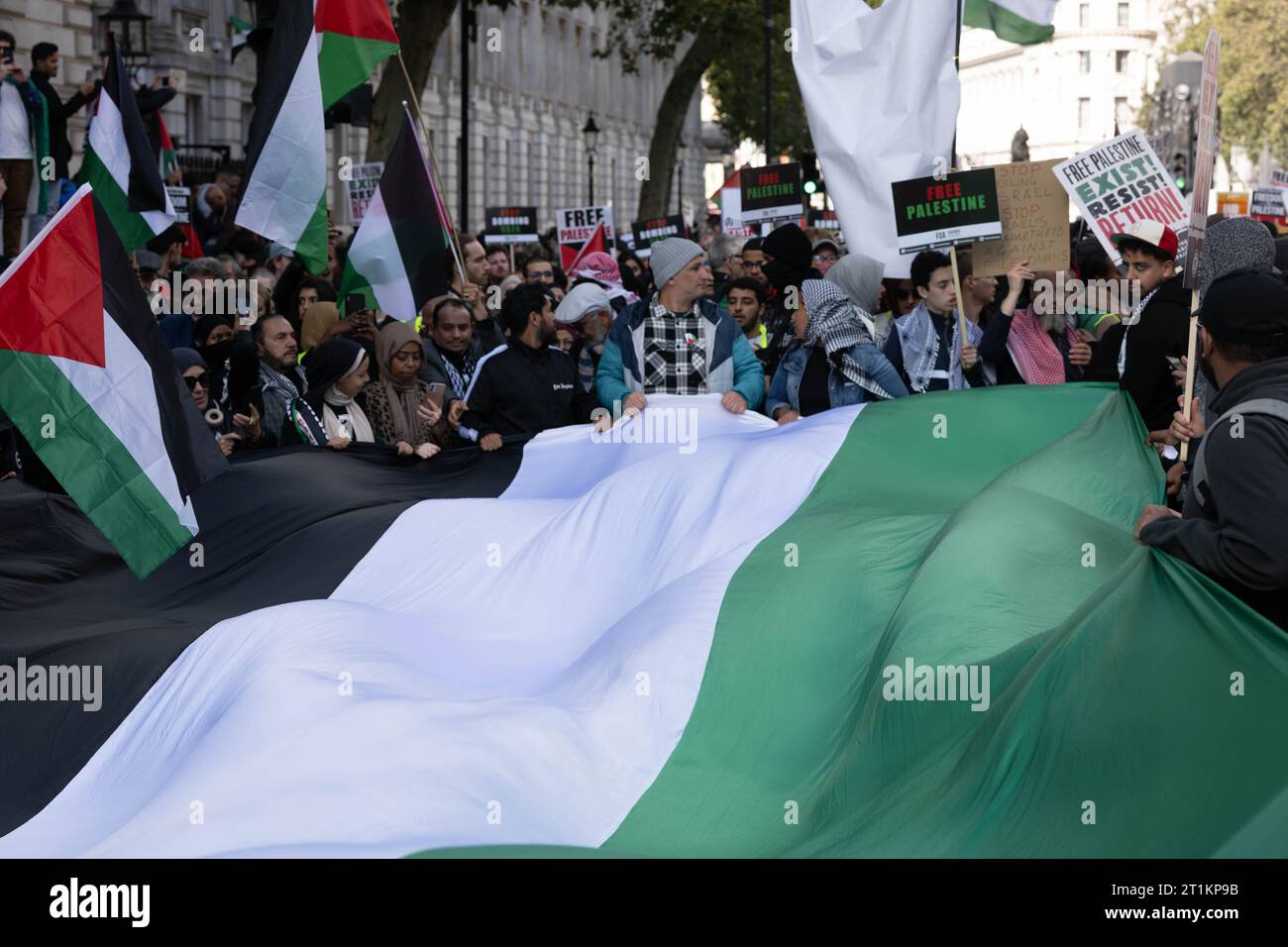 Londres, Royaume-Uni. 14 octobre 2023. Manifestation à Londres : des milliers de personnes assistent à une marche pro-palestinienne dans un contexte d'escalade de la guerre Israël-Hamas drapeau palestinien, crédit : Ian Davidson/Alamy Live News Banque D'Images