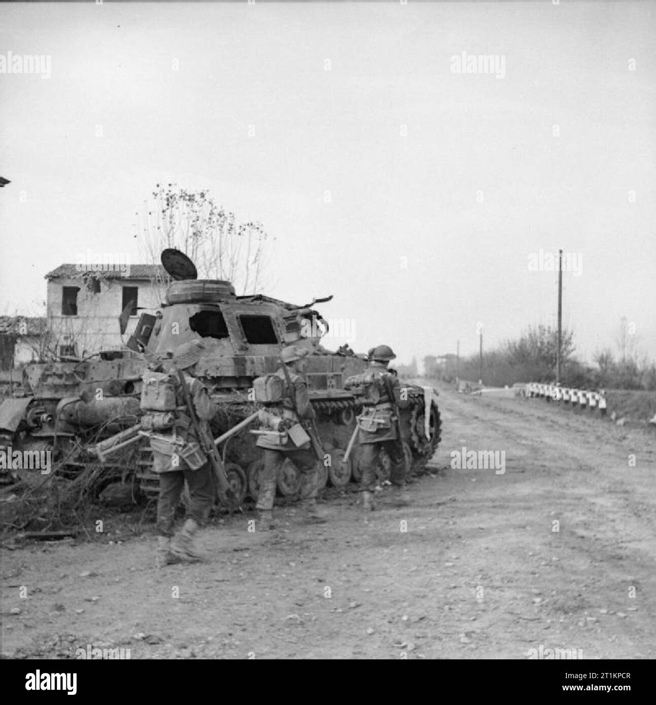 L'Armée britannique en Italie 1944 col d'infanterie un frappé-out German PzKpfw IV réservoir sur la route de Faenza, 24 novembre 1944. Banque D'Images