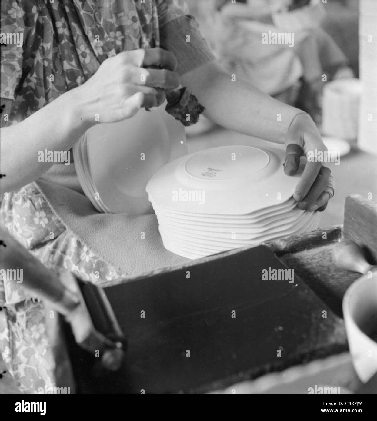 Dans la fabrication de poterie- les travaux de J et G Meakin Poterie, Hanley, Stoke-on-trent, Staffordshire, Angleterre, 1942 Cette poterie travailleur est l'estampillage du 'Sunshine' marque sur le dessous de ces plaques avant qu'ils sont tirés sur le J & G Meakin factory dans Hanley, Staffordshire. Banque D'Images