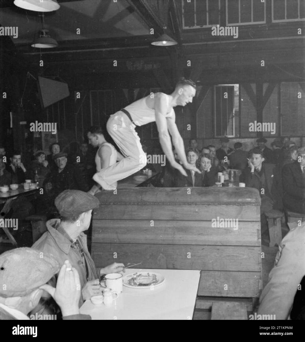 Pts for Lunch- entraînement physique dans la cantine d'une usine d'armes légères du Sud, Angleterre, 1943. Banque D'Images