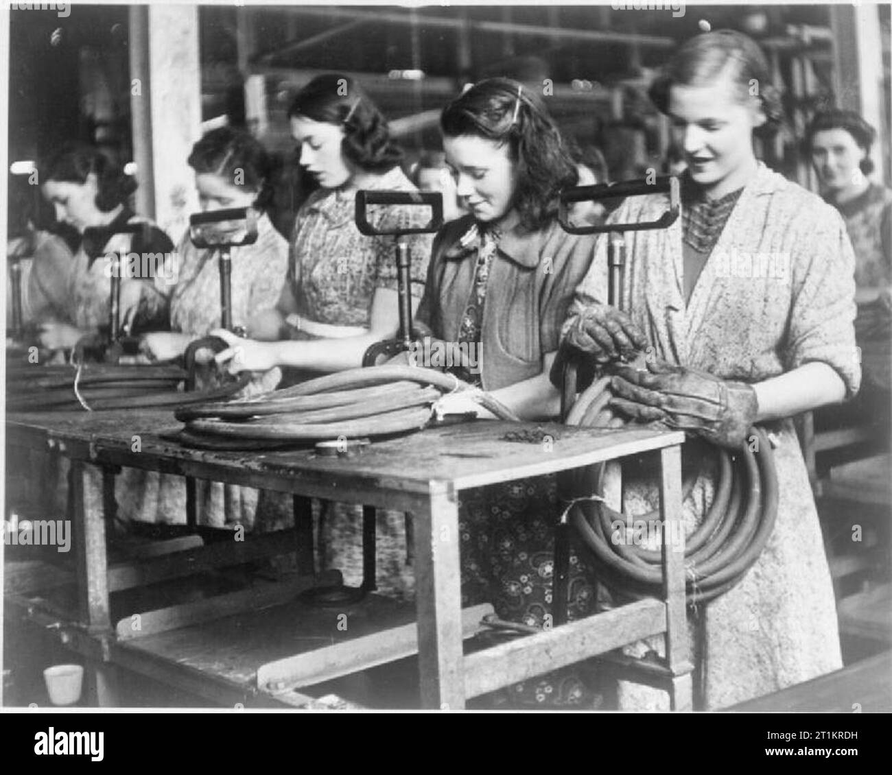 La fabrication de la pompe de l'étrier, Angleterre, RU, 1941 travailleuses de la guerre fixer les flexibles à la pompe pompes à étrier cette usine, quelque part en Grande-Bretagne, 1941. Banque D'Images