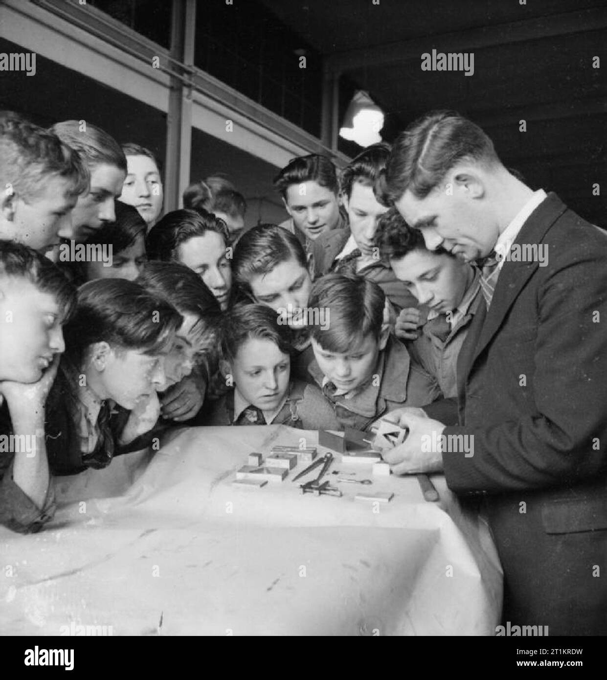 La fabrication de la pompe de l'étrier, Angleterre, RU, 1941 Mr T W Ivison, le gestionnaire de l'école de l'école technique jointe à cette usine, la pompe de l'étrier, les éprouvettes tests réalisés par les garçons qui sont des élèves de l'école. Banque D'Images