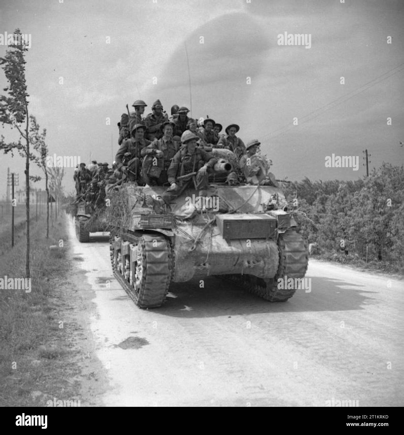 L'Armée britannique en Italie 1945 hommes de la 2e Lancashire Fusiliers sont reportées sur des tanks Sherman près de Ferrare, 22 avril 1945. Banque D'Images