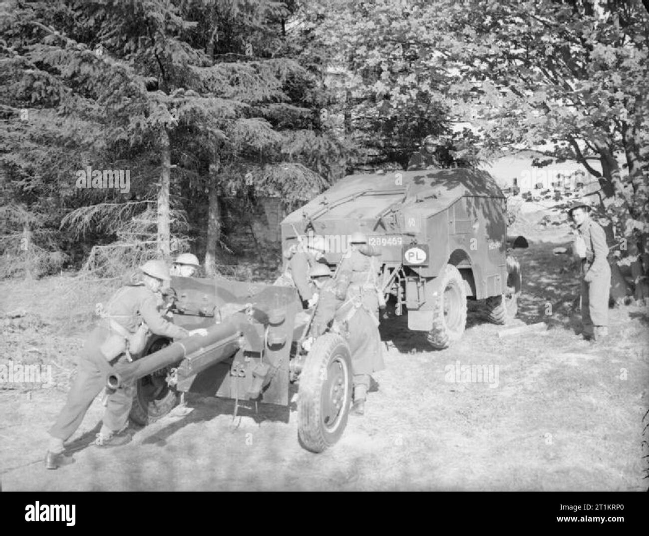 Les forces alliées dans le Royaume-Uni 1939-45 Des artilleurs du 3e Batterie du 1er Régiment d'artillerie (1e corps polonais) de l'attelage de leur français construit 75mm canon de campagne à un Morris-Commercial C8 'Quad' tracteur d'artillerie au cours d'un exercice près de St Andrews en Ecosse. Banque D'Images