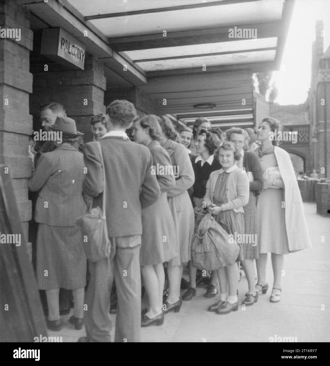 La maison de Shakespeare- La vie à Stratford-sur-Avon, en Angleterre, en 1943, Hommes, femmes et enfants, file d'attente pour l'admission à une matinée de "Le Songe d'une nuit d'été" au Memorial Theatre à Stratford-upon-Avon. Banque D'Images