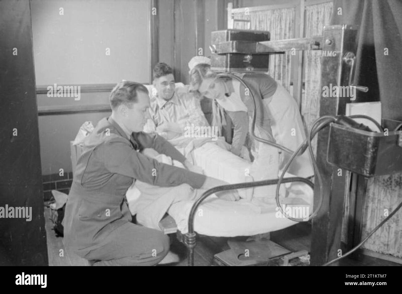 Une infirmière américaine en Grande-Bretagne- le travail de Soeur Trotter à l'hôpital Parc Prewett, Basingstoke, Angleterre, 1941 Soeur Trotter aide Dr William Wyckoff à x-ray la jambe d'Sergenat Grands Mackay à l'hôpital, Parc Prewett Basingstoke. William Wyckoff est originaire de Elmira, New York et a été en Norvège. Banque D'Images