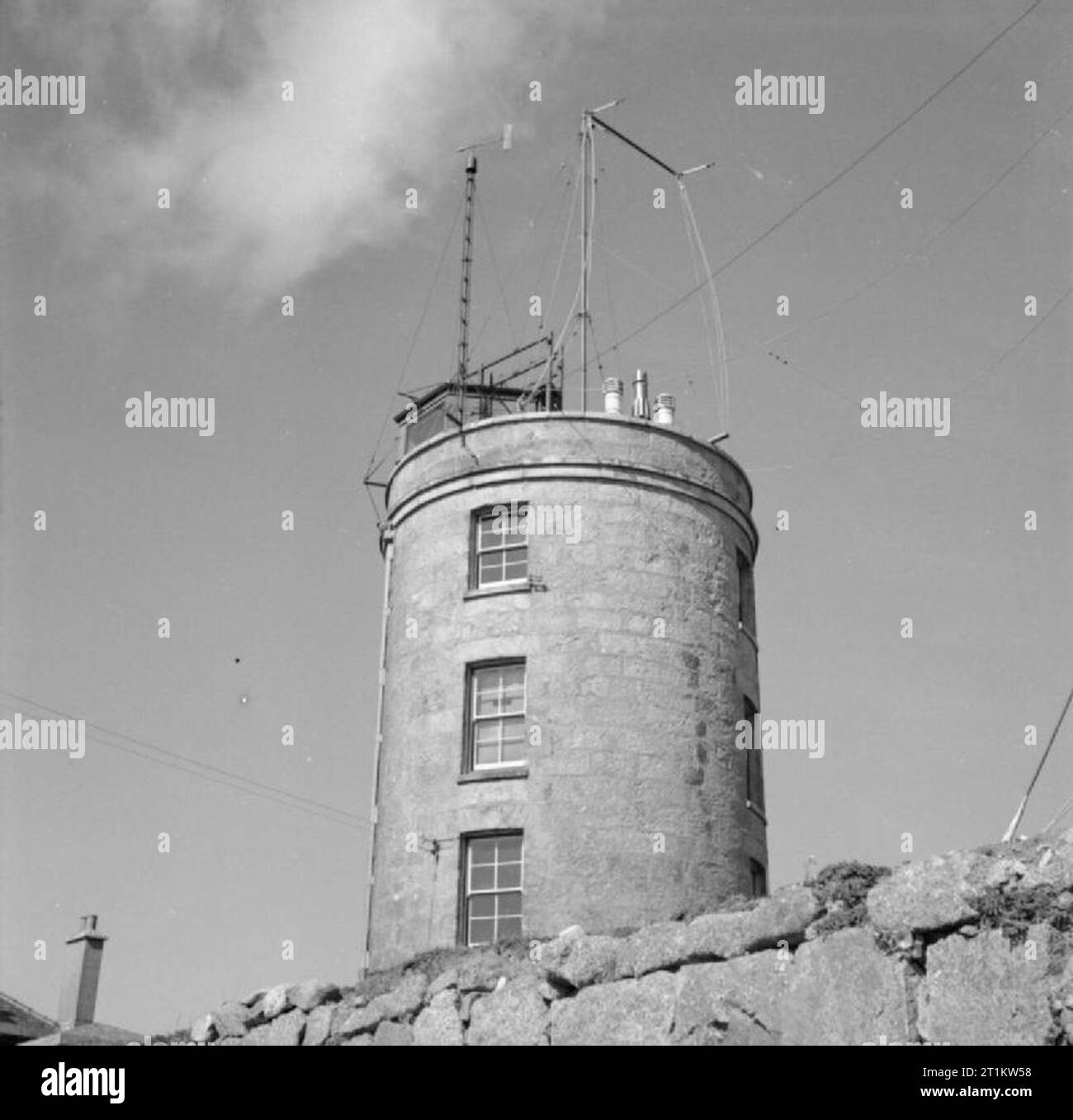 En temps de guerre les Scillies- la vie quotidienne sur les îles Scilly, 1941 L'interieur de la tour du télégraphe, les garde-côtes lookout tower situé sur le point le plus élevé dans les îles Scilly (51m), sur St Mary's, 1941. Banque D'Images