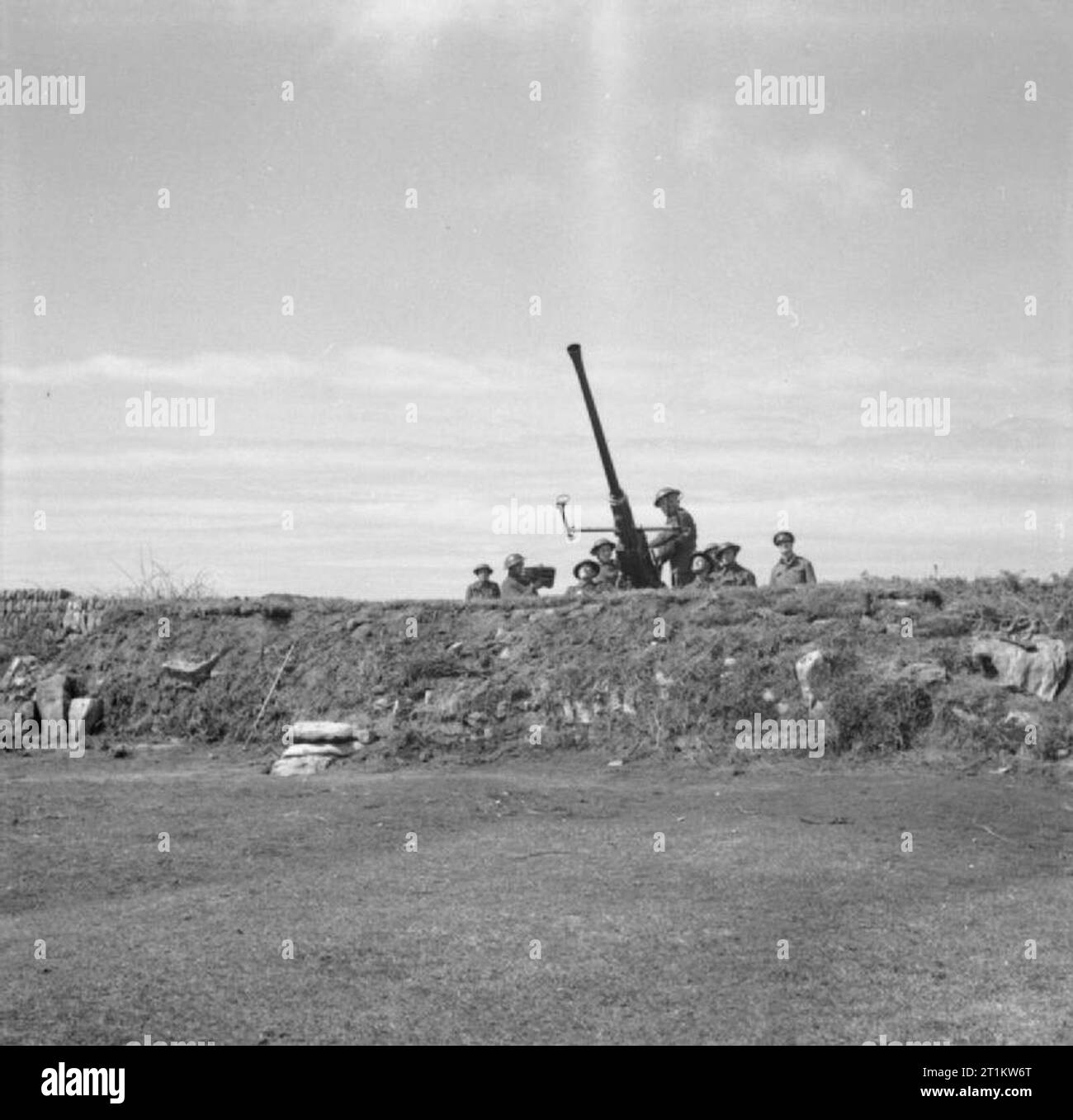 En temps de guerre les Scillies- la vie quotidienne sur les îles Scilly, 1941 Une vue lointaine d'un canon anti-aérien position derrière une longue digue de terre, probablement, 1941 Tresco. Banque D'Images