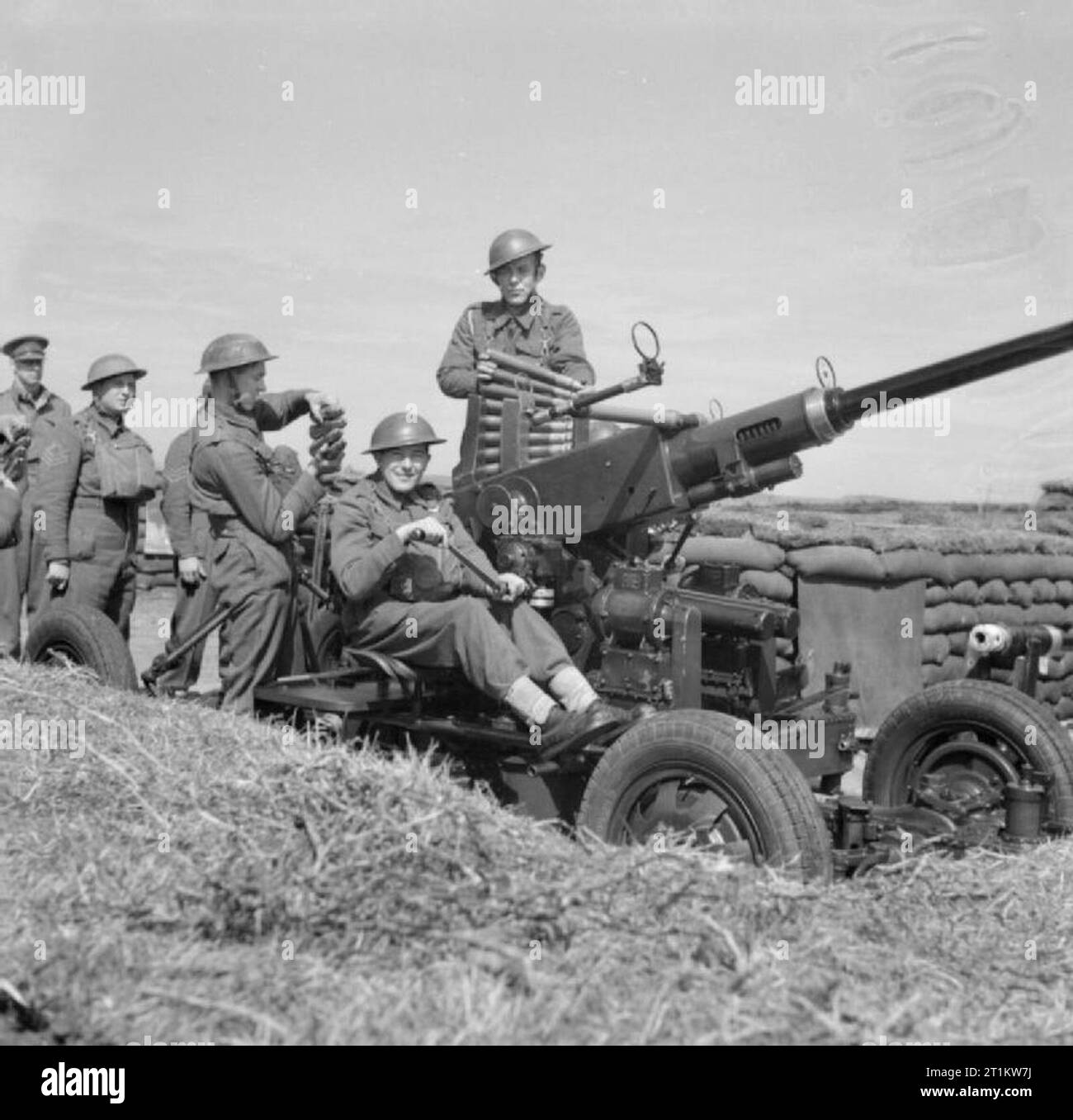 En temps de guerre les Scillies- la vie quotidienne sur les îles Scilly, 1941 Smiling membres d'un canon anti-aérien pose devant l'appareil photo de l'équipage à leurs postes, quelque part dans les îles Scilly, 1941. Banque D'Images