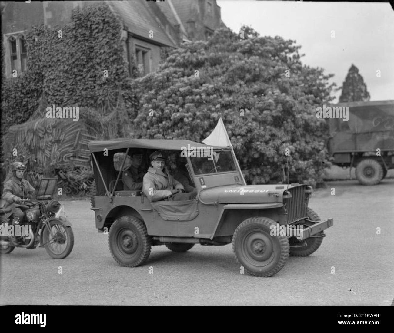 Le Maréchal Montgomery Vicomte d'Alamein Kg Gcb asm 1887-1976 La Deuxième Guerre mondiale 1939 - 1945 : Promu au GDC-en-C le sud-est de l'armée le 19 novembre 1941, le général Montgomery est assis dans une jeep de l'armée au cours de ses exercices. Banque D'Images