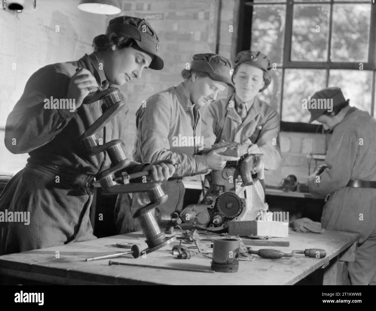 Lors d'une société de transport à moteur Ats Training Centre, Camberley, Surrey, 1941 Les femmes de l'Auxiliary Territorial Service examiner des pièces du moteur dans un atelier dans le cadre de leur formation au Centre de formation de l'entreprise de transport à moteur, probablement à Camberley, Surrey. Banque D'Images