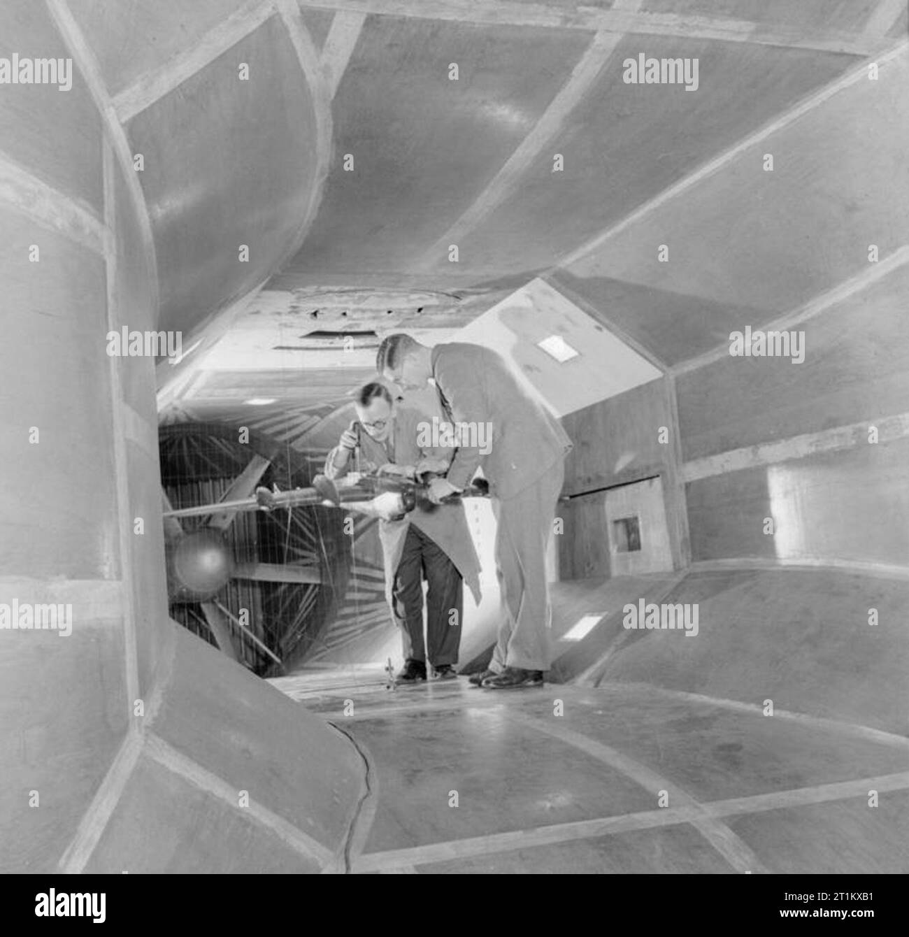 Naissance d'un Bombardier- La production d'aéronefs en Grande-Bretagne, 1942 Un portrait saisissant d'ingénieurs à l'œuvre dans la soufflerie à l'Handley Page factory à Cricklewood. Ils se préparent à l'essai un modèle d'un Halifax pour voir l'effet que l'ouverture des portes a la bombe sur l'avion. Banque D'Images