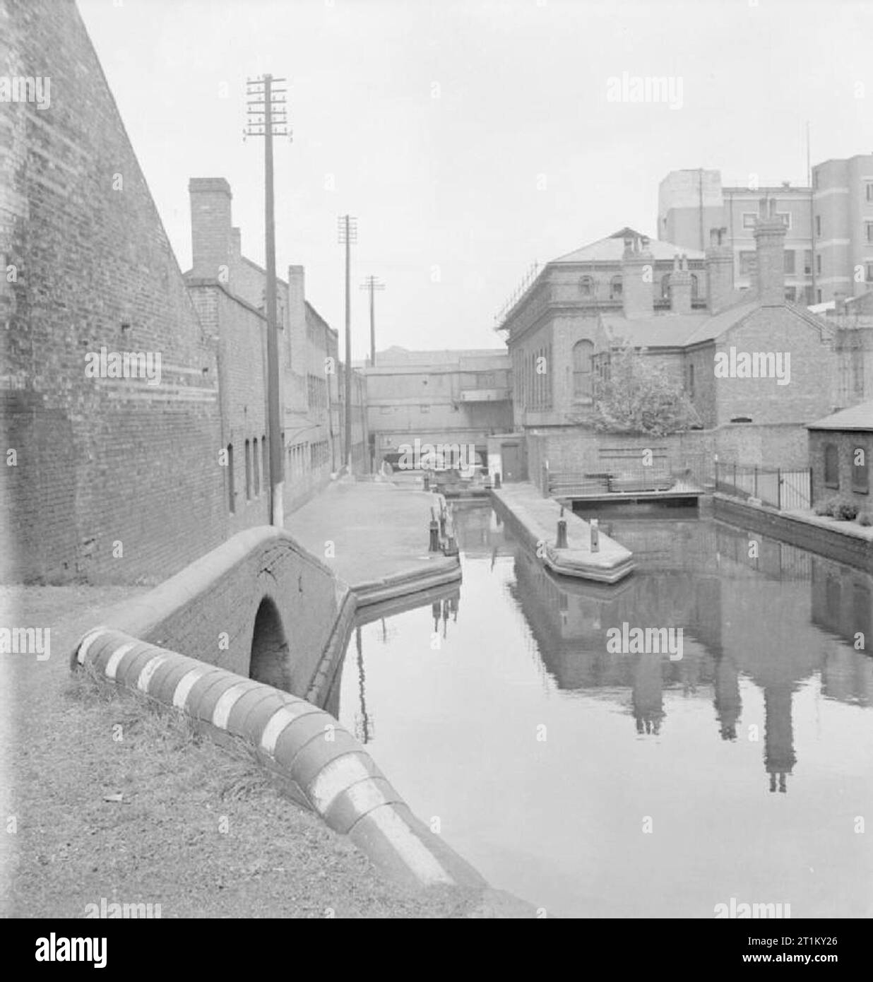 Canaux britanniques en temps de guerre- Transports en Grande-Bretagne, 1944, une vue sur le canal du système de blocage dans la région de Birmingham Snow Hill. La légende originale décrit comment Birmingham se trouve au cœur de le réseau de canaux, avec des liens vers d'autres villes dans toutes les directions et que "plus de 4 000 000 tonnes par an dans le trafic local a été effectué sur le système de Birmingham avant la guerre". Banque D'Images