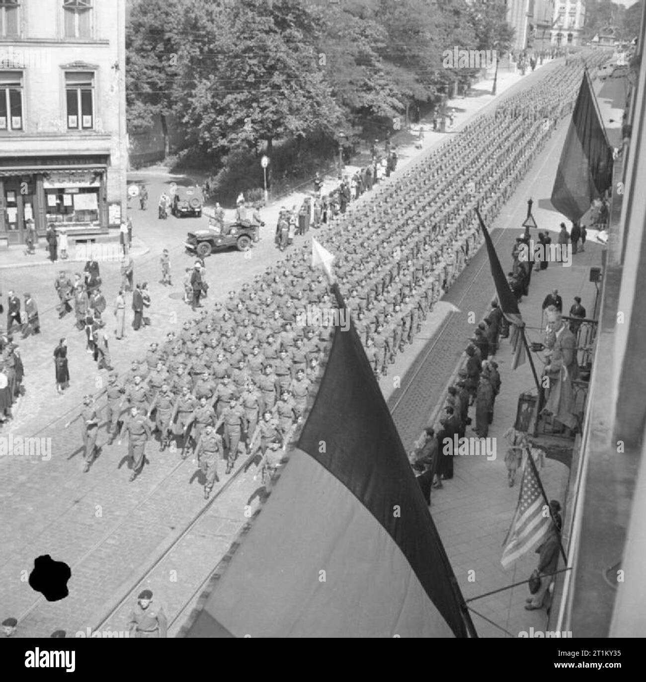 La parade de la victoire des alliés à Bruxelles les premiers contingents de la les régiments de passer vers le bas de la rue de la régence pendant la parade en route vers le Palais de Justice. Banque D'Images