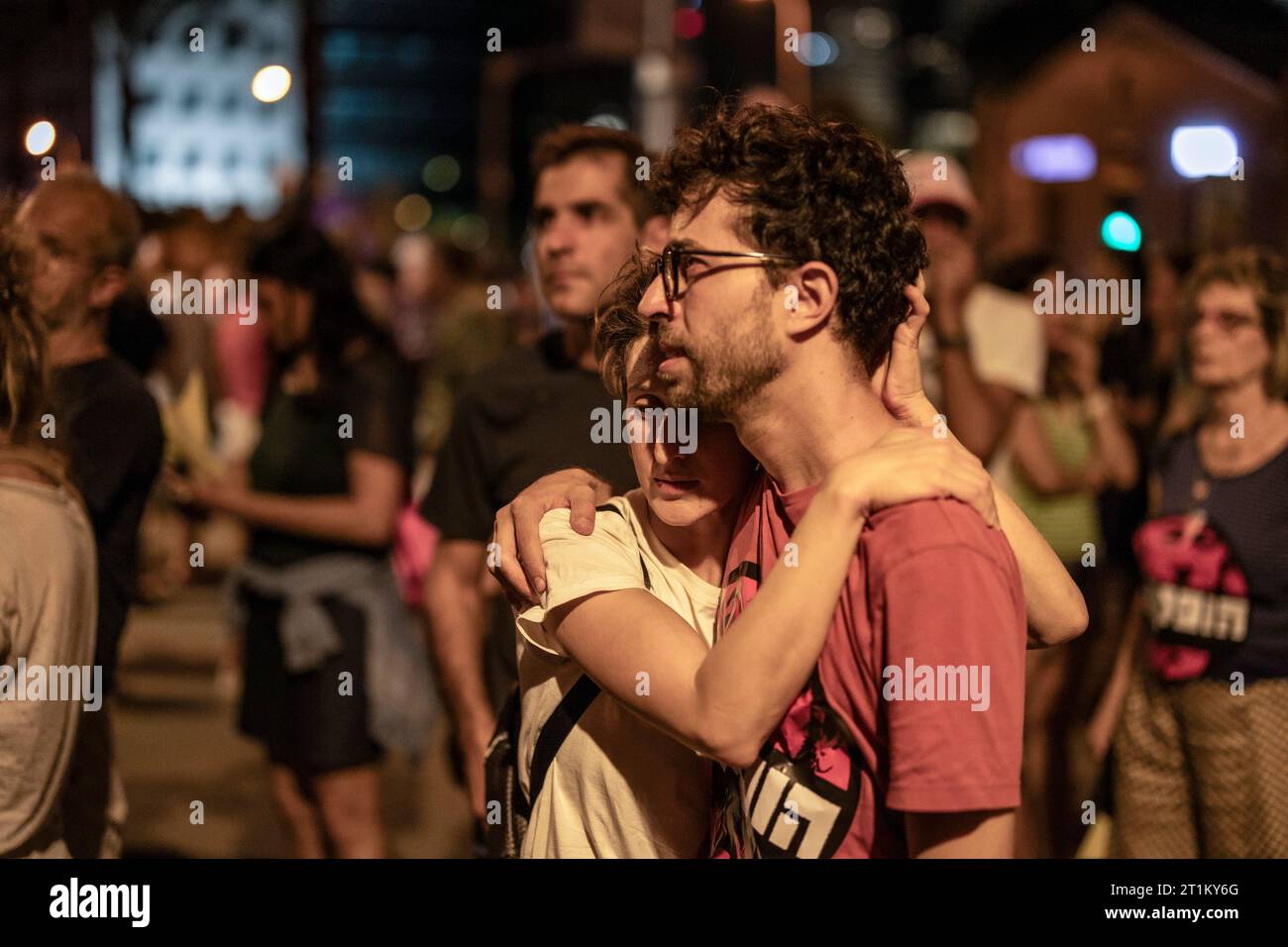 Tel Aviv, Israël. 14 octobre 2023. Les gens prennent part à une manifestation appelant à la démission du Premier ministre israélien Benjamin Netanyahu et à ramener chez eux les personnes enlevées par le Hamas. Crédit : Ilia Yefimovich/dpa/Alamy Live News Banque D'Images