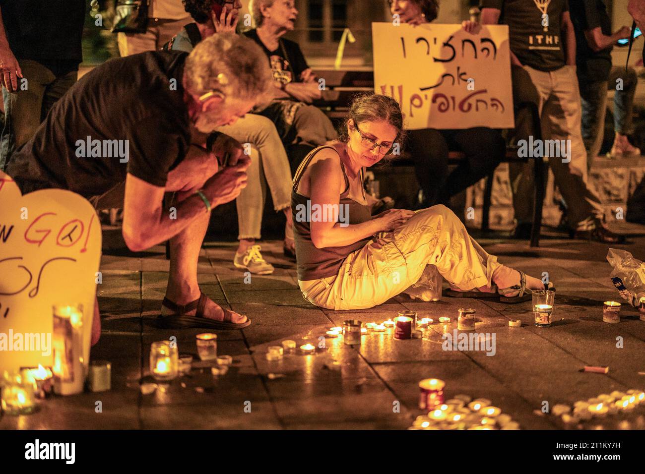 Tel Aviv, Israël. 14 octobre 2023. Les gens prennent part à une manifestation appelant à la démission du Premier ministre israélien Benjamin Netanyahu et à ramener chez eux les personnes enlevées par le Hamas. Crédit : Ilia Yefimovich/dpa/Alamy Live News Banque D'Images