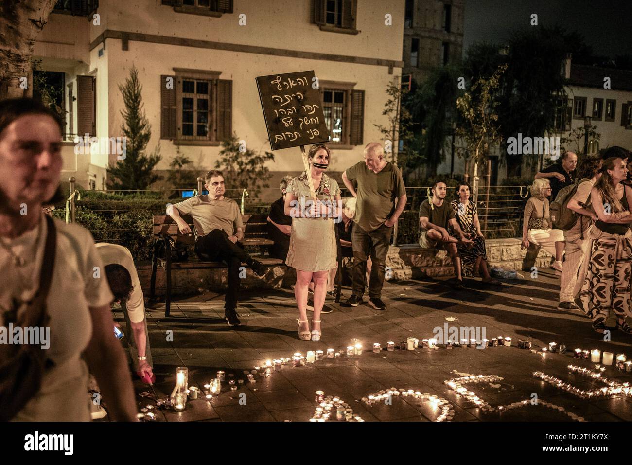 Tel Aviv, Israël. 14 octobre 2023. Les gens prennent part à une manifestation appelant à la démission du Premier ministre israélien Benjamin Netanyahu et à ramener chez eux les personnes enlevées par le Hamas. Crédit : Ilia Yefimovich/dpa/Alamy Live News Banque D'Images