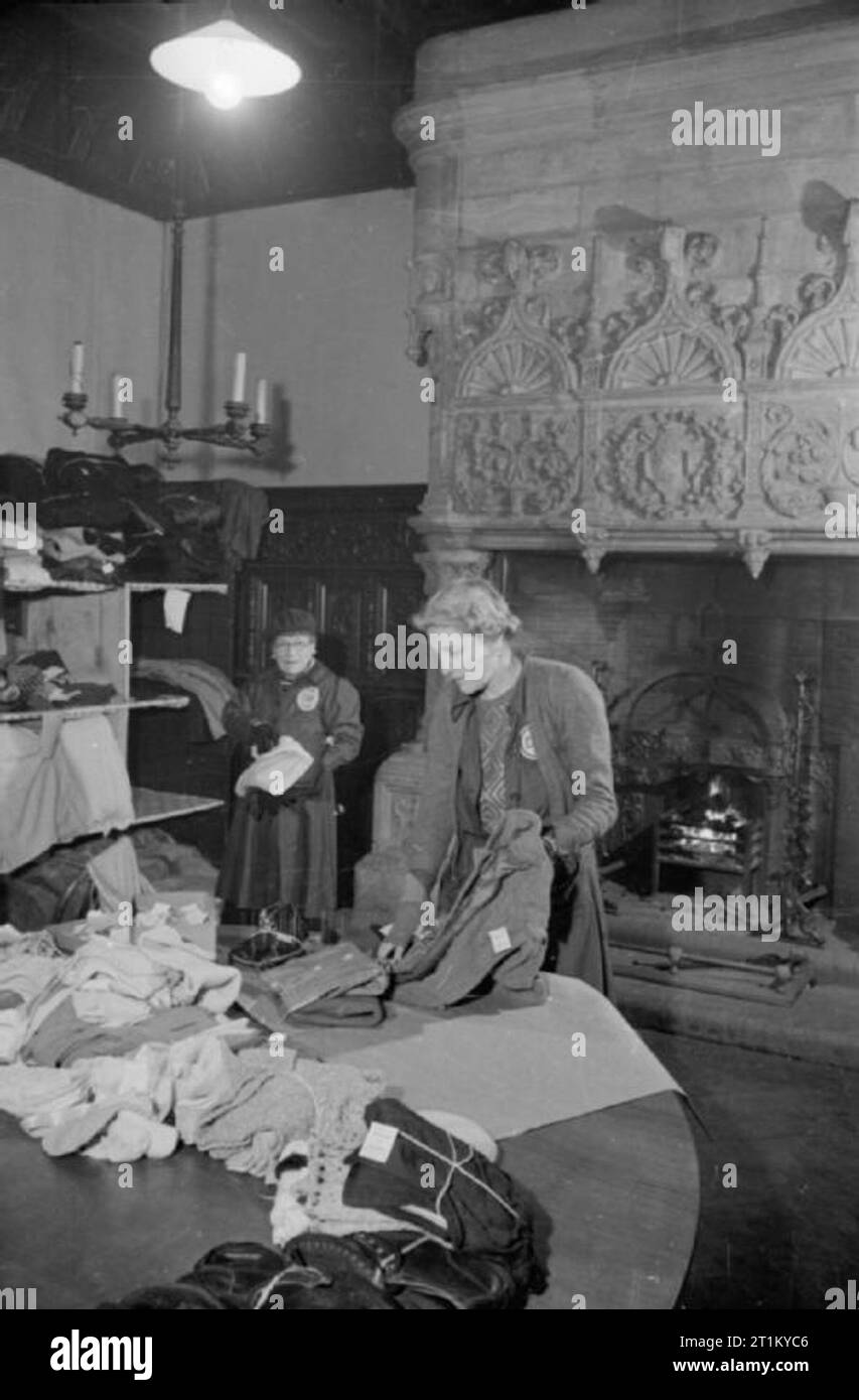 La Société de secours de guerre britannique d'Amérique envoie à la Grande-Bretagne, 1941 Vêtements femmes bénévoles trier des vêtements qui ont été donnés par divers individus et organismes de bienfaisance des États-Unis d'Amérique, pour aider les gens dans les zones bombardées, 1941. Banque D'Images