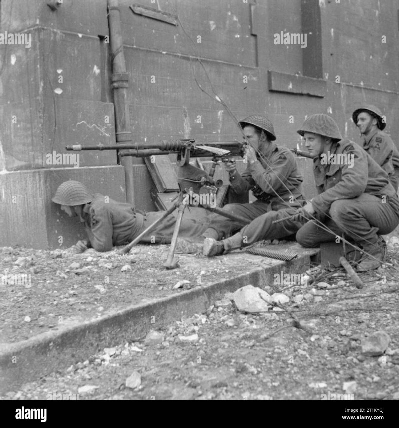 L'Armée britannique en Normandie 1944 Troupes de 1 King's Own Scottish Borderers (KOSB), 9e Brigade, 3e Division d'infanterie, un tir de mitrailleuse Hotchkiss capturés au cours de combats de rue à Caen, le 10 juillet 1944. Banque D'Images