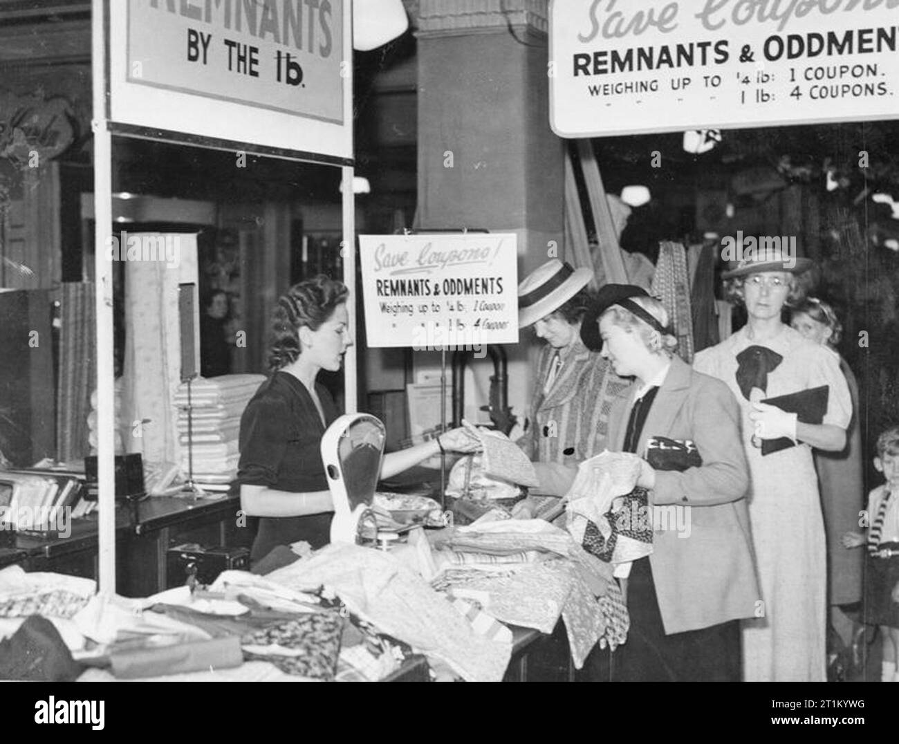 "Faire faire et réparer' en Grande-Bretagne durant la Seconde Guerre mondiale, Restes et vide-poches de matériel vendu par le livre à Kennard, Croydon, Londres. Banque D'Images