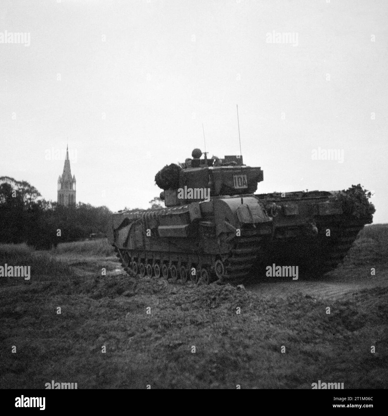 L'Armée britannique en Normandie 1944 un char Churchill monte vers le village de Tourville, en prévision d'une attaque sur la cote 112, 16 juillet 1944. Banque D'Images