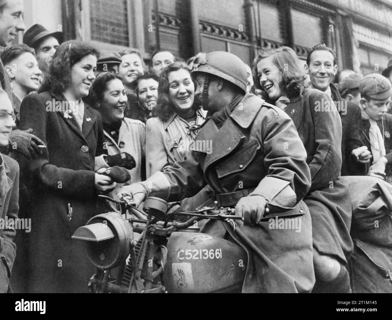 L'armée polonaise dans le nord-ouest de l'Europe, la campagne 1944-1945 de l'estafette polonaise avec une fille heureuse en tant que passager, en faisant une pause dans son parcours à travers la ville hollandaise de Breda pour revenir salutations de townpeople heureux, libérés par les pôles de l'occupation allemande le 30 octobre 1944. Remarque la 1re Division blindée polonaise sur l'insigne régimentaire de la BSA M20 réservoir de carburant de moto. Banque D'Images