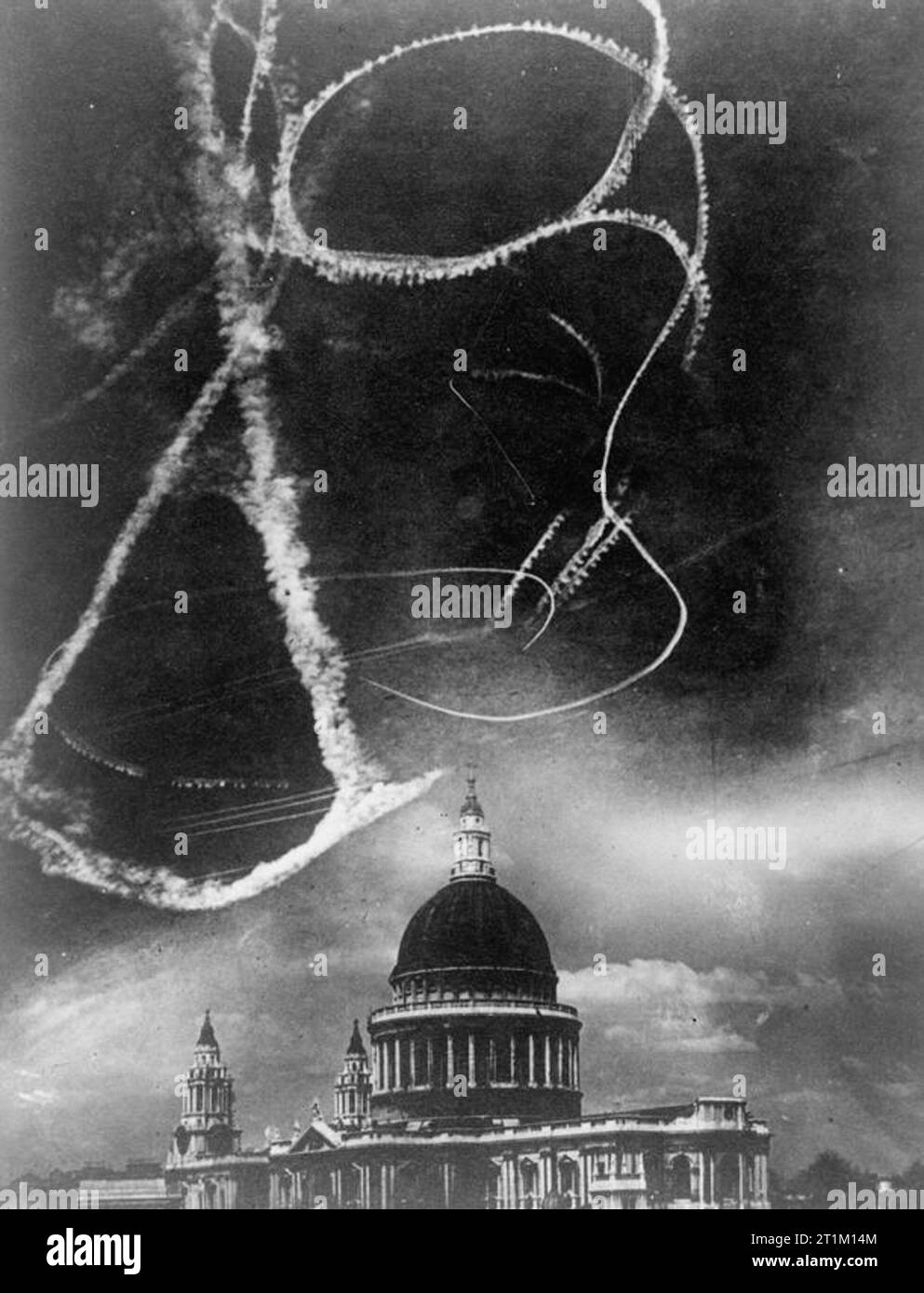 Le blitz sur Londres 1940 photographie composite de la Cathédrale St Paul avec des traînées de vapeur au-dessus d'elle, tendant à montrer une scène pendant la bataille d'Angleterre. Banque D'Images