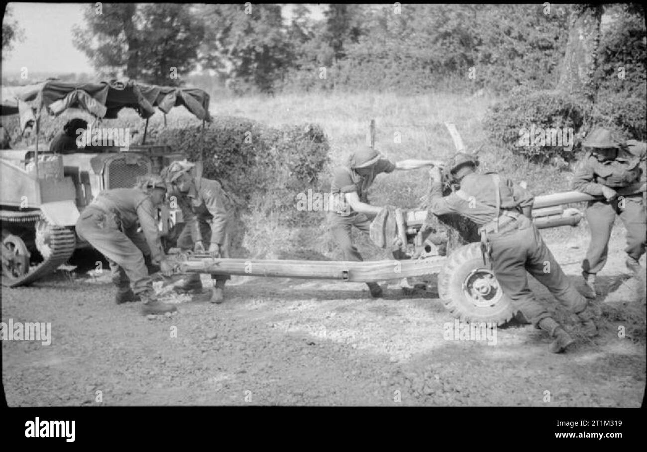 L'Armée britannique en Normandie 1944 l'attelage d'artilleurs leur 6-pdr anti-char à l'arrière d'un transporteur Loyd, près de Vire, 2 août 1944. Banque D'Images