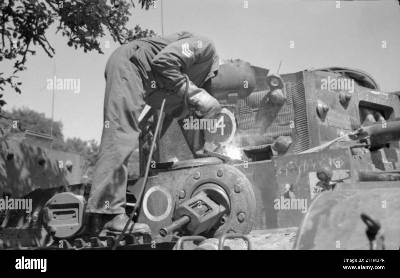 L'Armée britannique en Normandie 1944, un sergent REME endommagé de soudure sur une armure de réservoir Cromwell Northamptonshire Yeomanry, 2e à 29e Brigade blindée, ateliers, 11e Division blindée, 8 août 1944. Banque D'Images