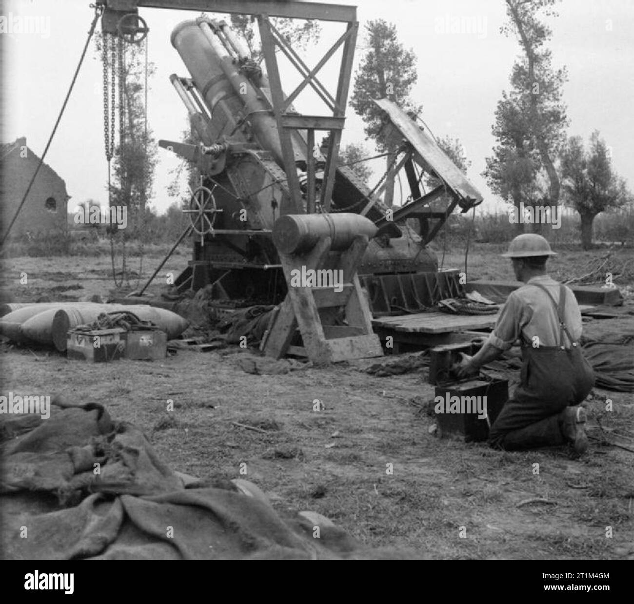 . LA TROISIÈME BATAILLE D'YPRES bataille de Polygon Wood : Un membre de la Royal Marine Artillery se prépare à tirer sur l'obusier Mk.II de 15 pouces 'Grannie' près d'Ypres la peinture de camouflage du canon est clairement visible. NOTE : cette version de la photographie a eu la luminosité et le contraste artificiellement augmentés pour mettre en évidence les détails. Banque D'Images